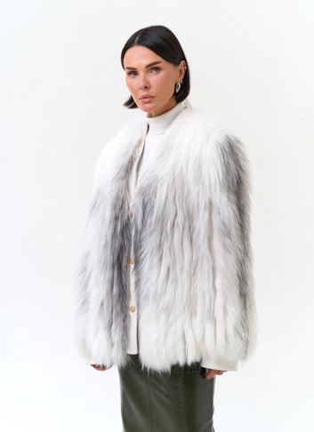 Светлая шуба из меха лисы