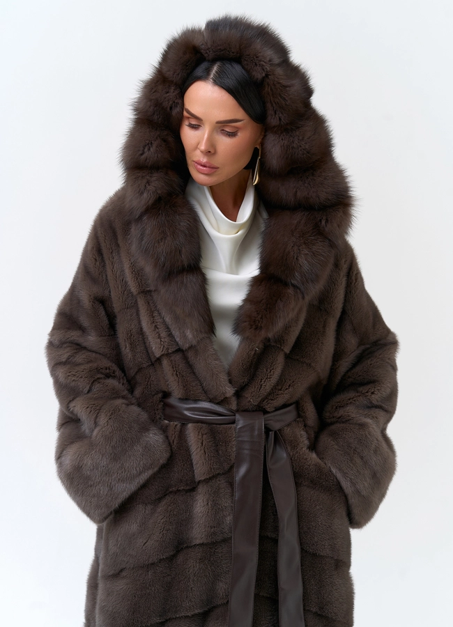 Длинная шуба из меха норки с капюшоном из меха куницы модель № 33706 универмаг малина